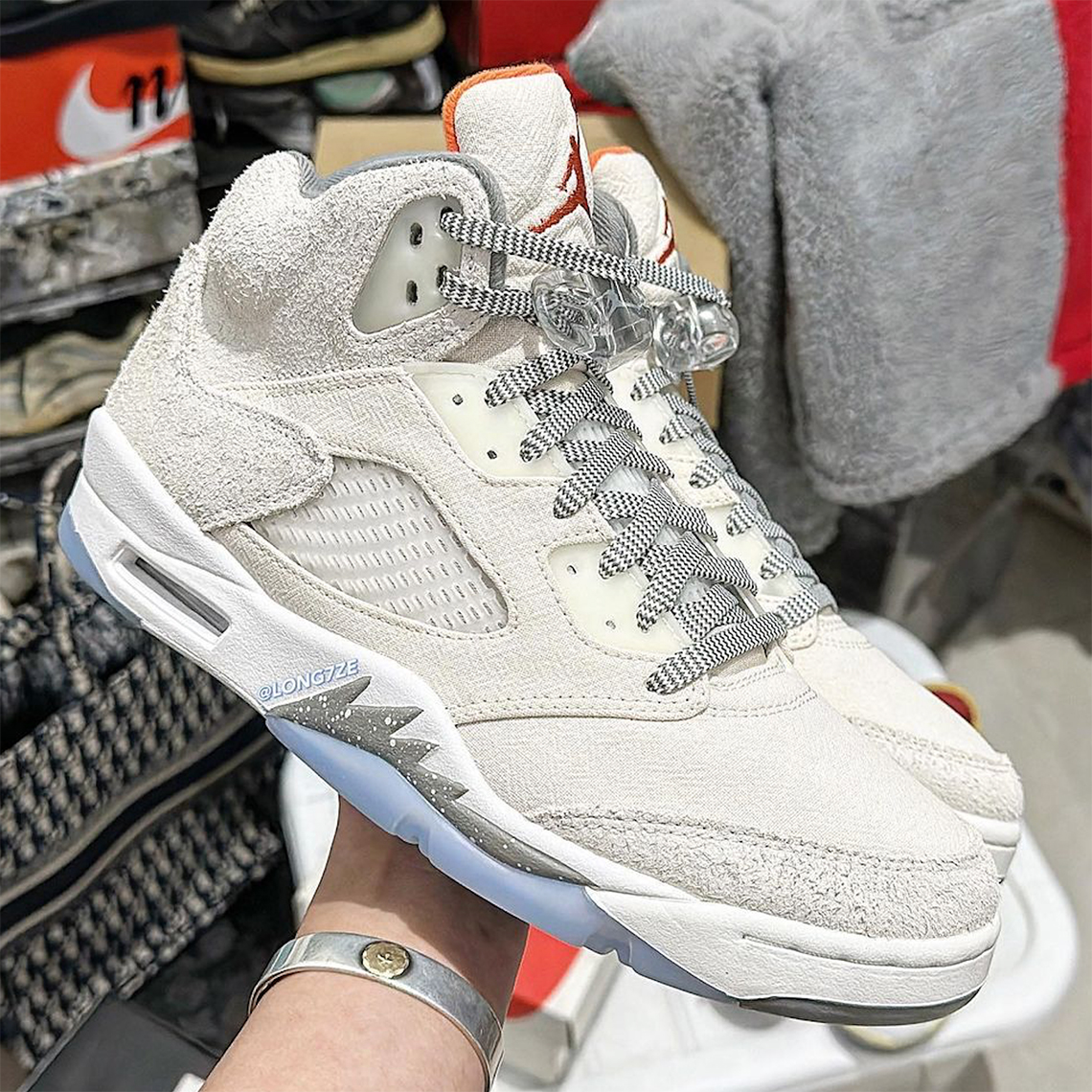 Điều đầu tiên nhận thấy khi nhìn vào Air Jordan 5 SE Craft là thiết kế độc đáo của nó - 2