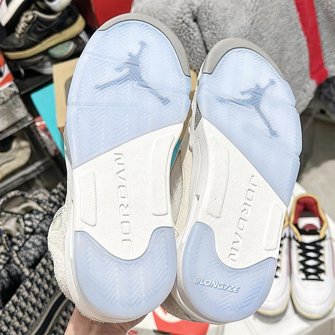 Điều đầu tiên nhận thấy khi nhìn vào Air Jordan 5 SE Craft là thiết kế độc đáo của nó - 5