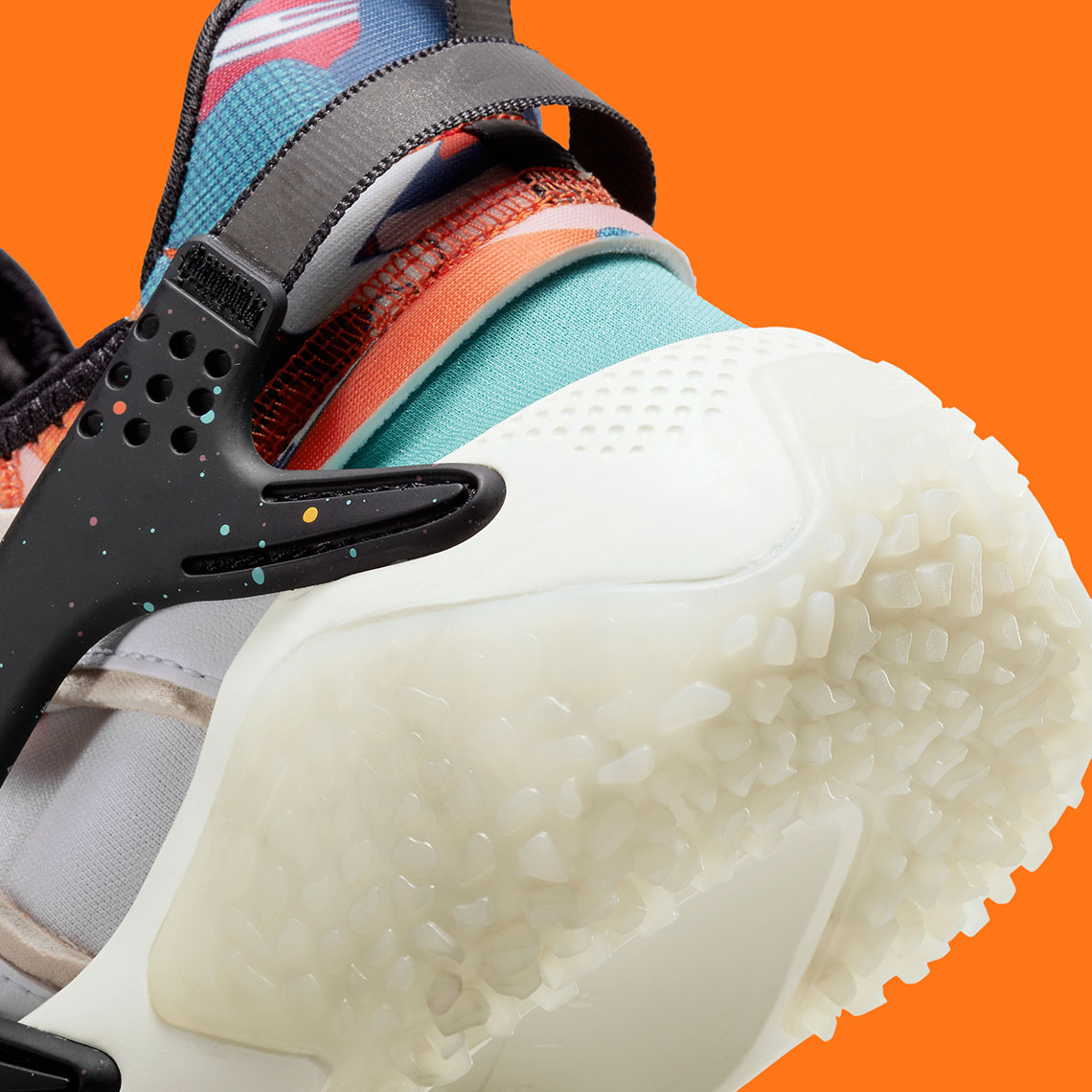 Đồ họa năm mới âm lịch xuất hiện trên mẫu giày sneaker Nike Air Huache Craft - 7