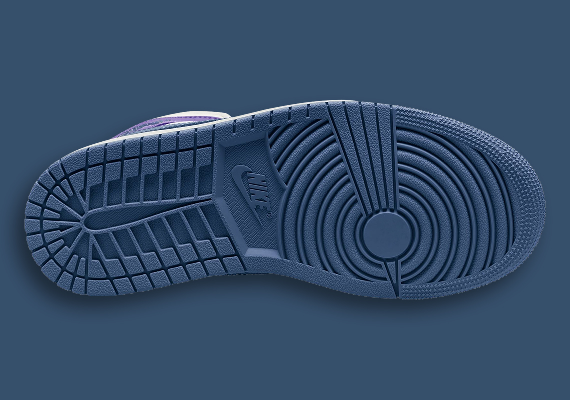 Đôi Air Jordan 1 Mid cho nữ này có màu tím và xanh cadê - 4
