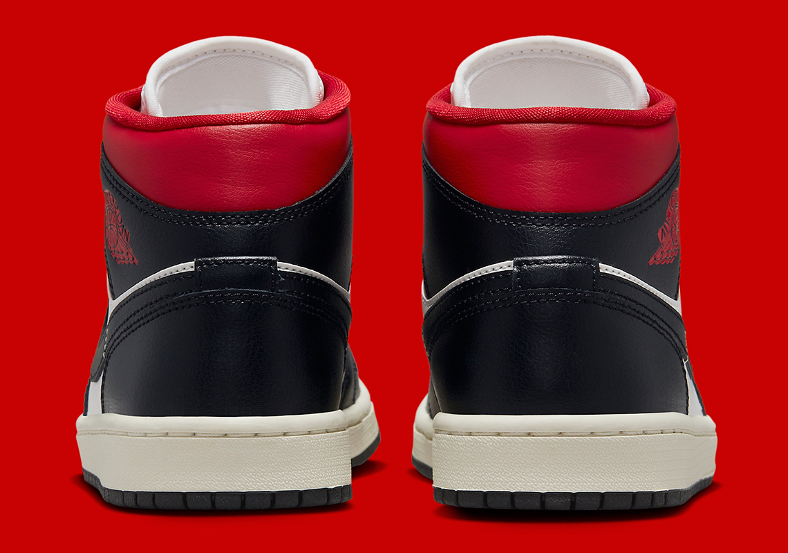 Đôi Air Jordan 1 Mid nữ này được phối màu đén với một chút màu đỏ - 5