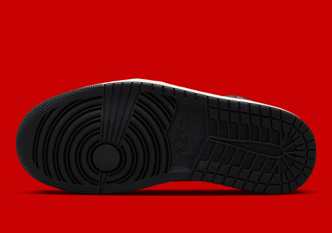 Đôi Air Jordan 1 Mid nữ này được phối màu đén với một chút màu đỏ - 6