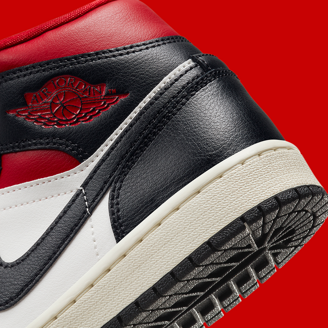 Đôi Air Jordan 1 Mid nữ này được phối màu đén với một chút màu đỏ - 7