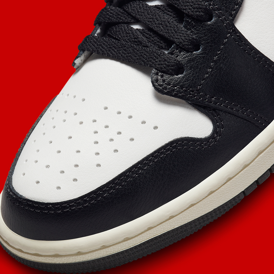 Đôi Air Jordan 1 Mid nữ này được phối màu đén với một chút màu đỏ - 8