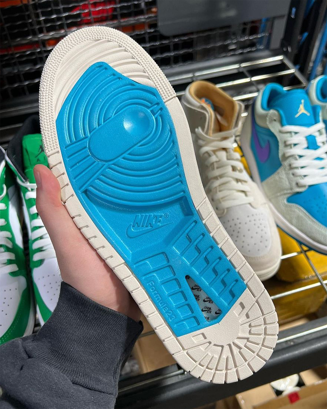 Đôi cánh màu nhạt và những đường xoáy trang trí air Jordan 1 Zoom cho mùa xuân - 3