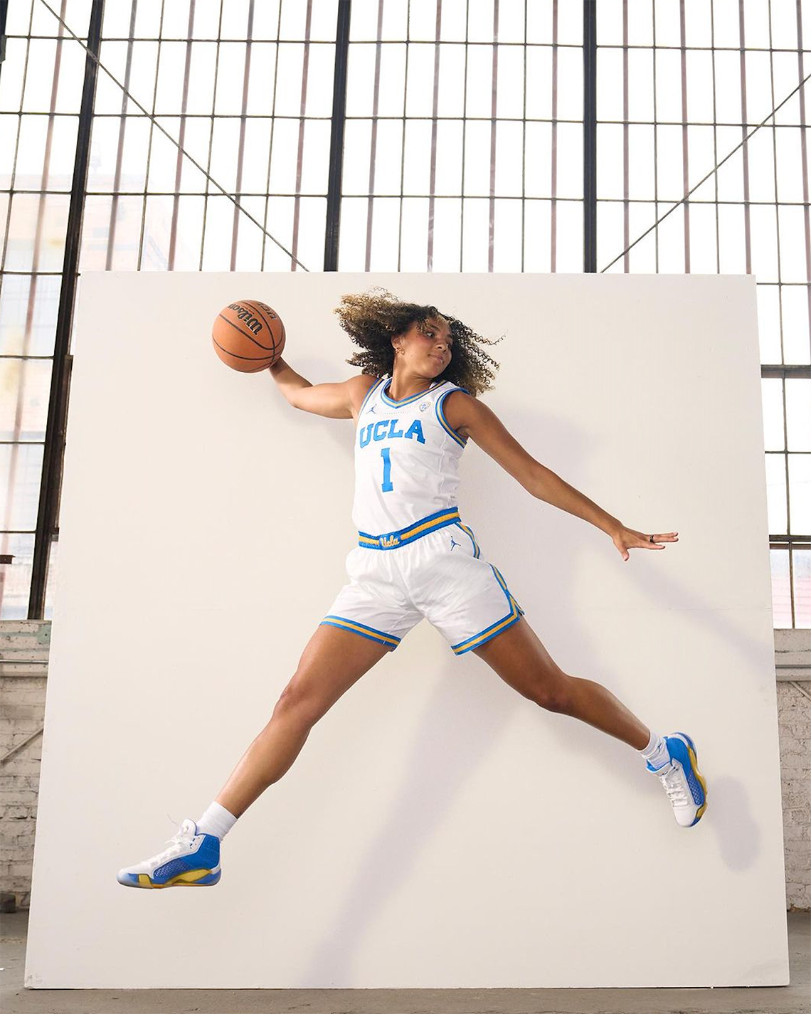 Đôi Giày Air Jordan 38 Phiên Bản Riêng UCLA Đặc Biệt Cho Mùa Bóng Rổ 2023-24 - 3