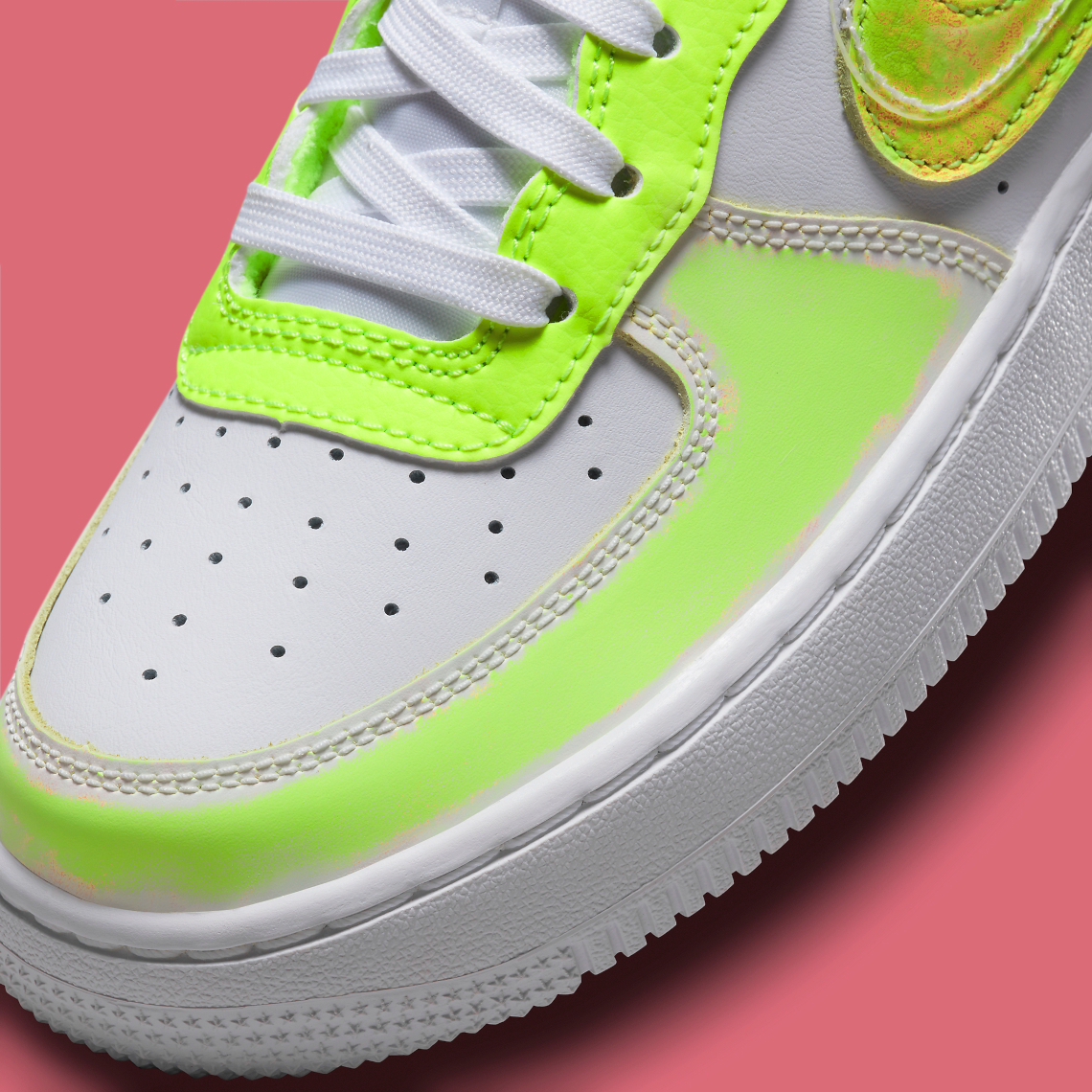 Đôi giày Nike Air Force 1 low trẻ em này có màu Neon Green ẩn - 10