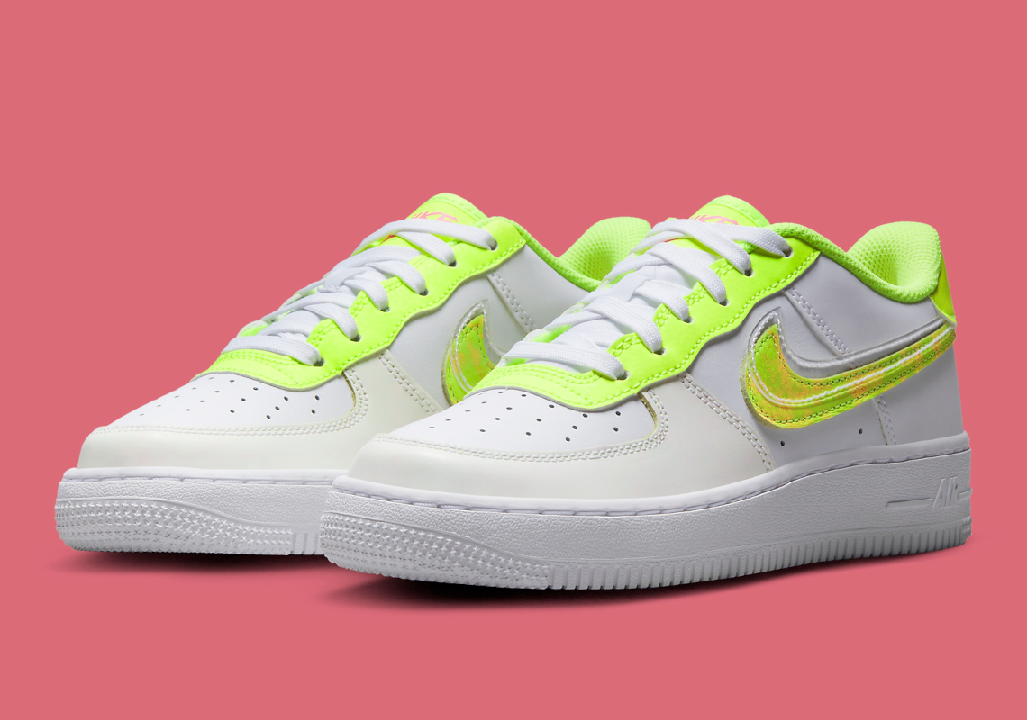 Đôi giày Nike Air Force 1 low trẻ em này có màu Neon Green ẩn - 2