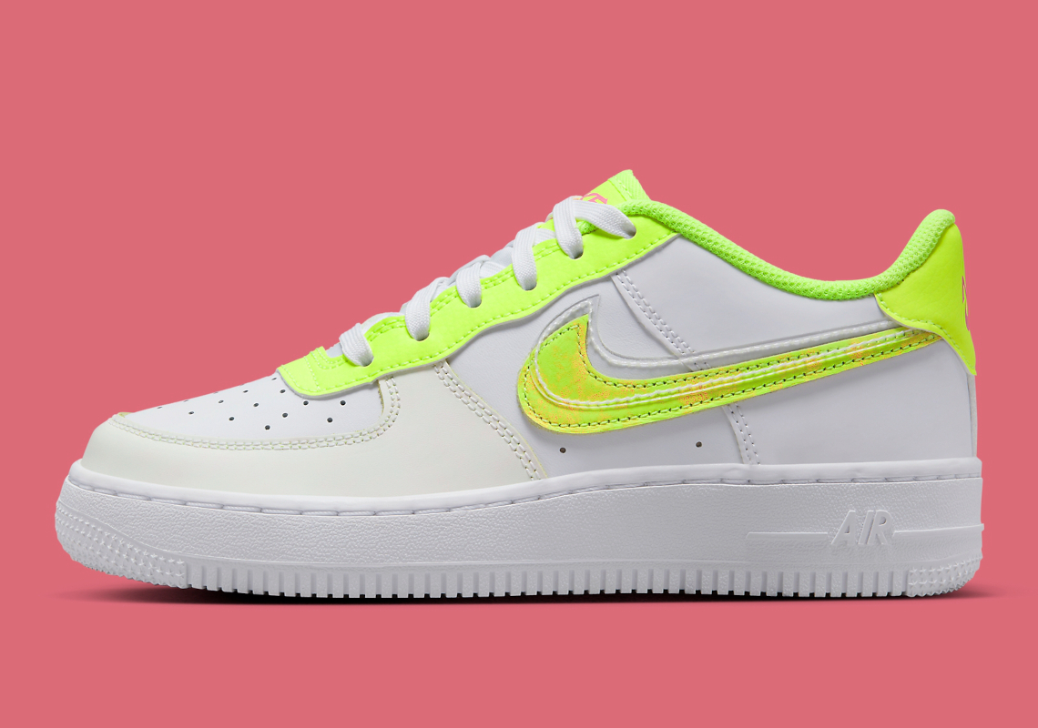 Đôi giày Nike Air Force 1 low trẻ em này có màu Neon Green ẩn - 3