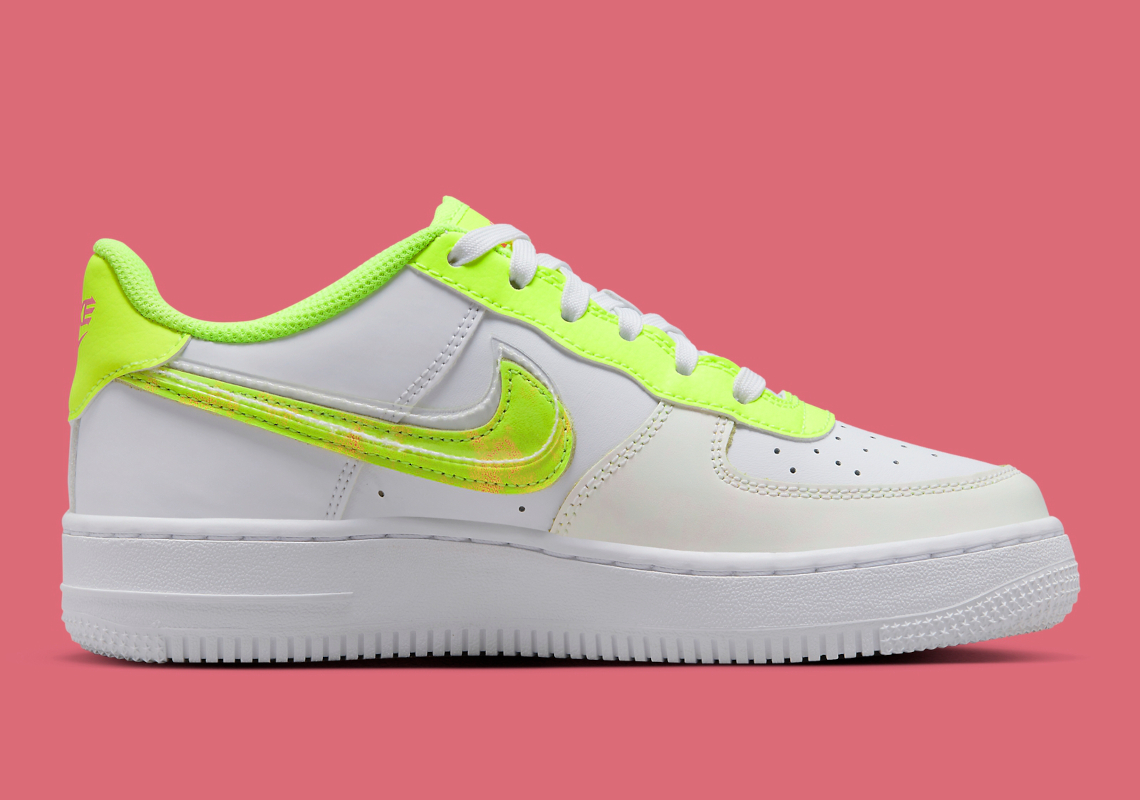 Đôi giày Nike Air Force 1 low trẻ em này có màu Neon Green ẩn - 4