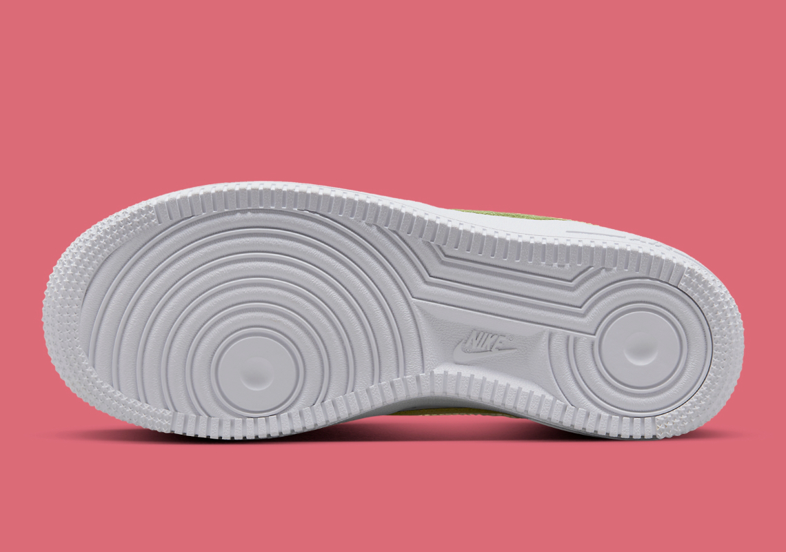 Đôi giày Nike Air Force 1 low trẻ em này có màu Neon Green ẩn - 7