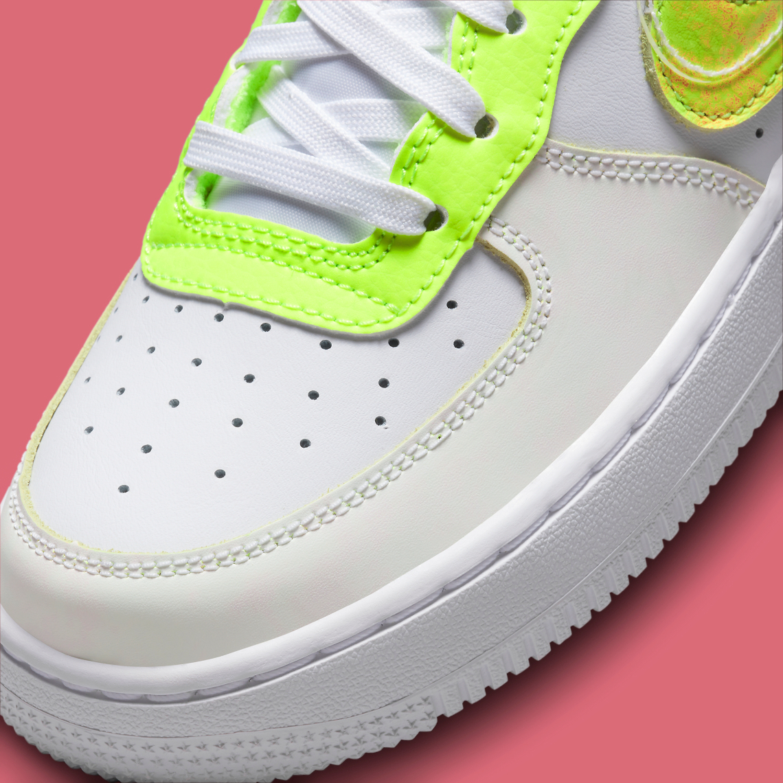 Đôi giày Nike Air Force 1 low trẻ em này có màu Neon Green ẩn - 8
