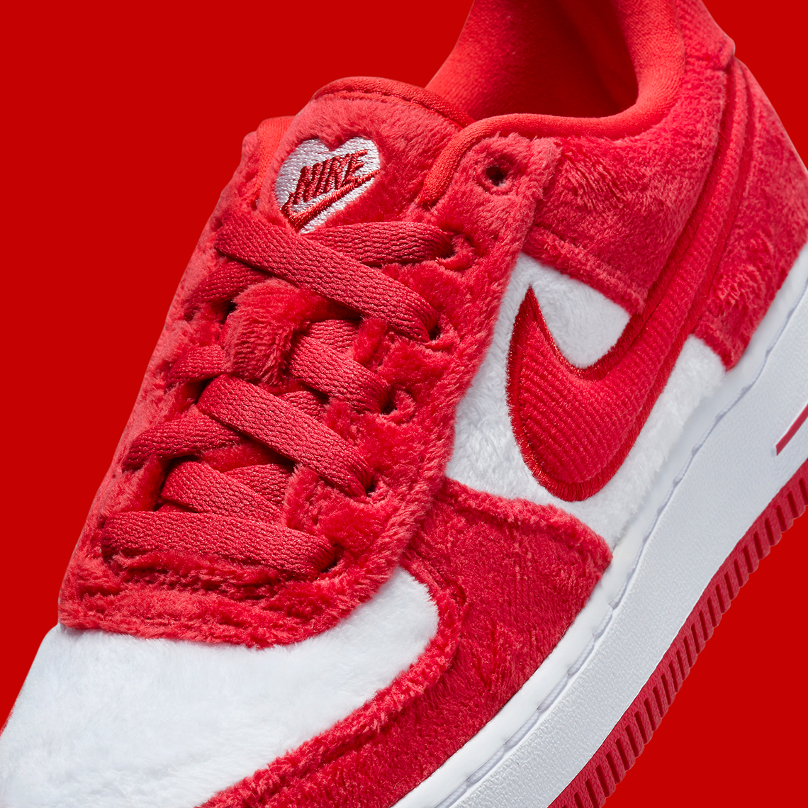 Đôi Giày Nike Air Force 1 'Valentine's Day 2024': Một Bước Chạm Nhẹ, Một Điệu Nhảy Vui Vẻ - 17
