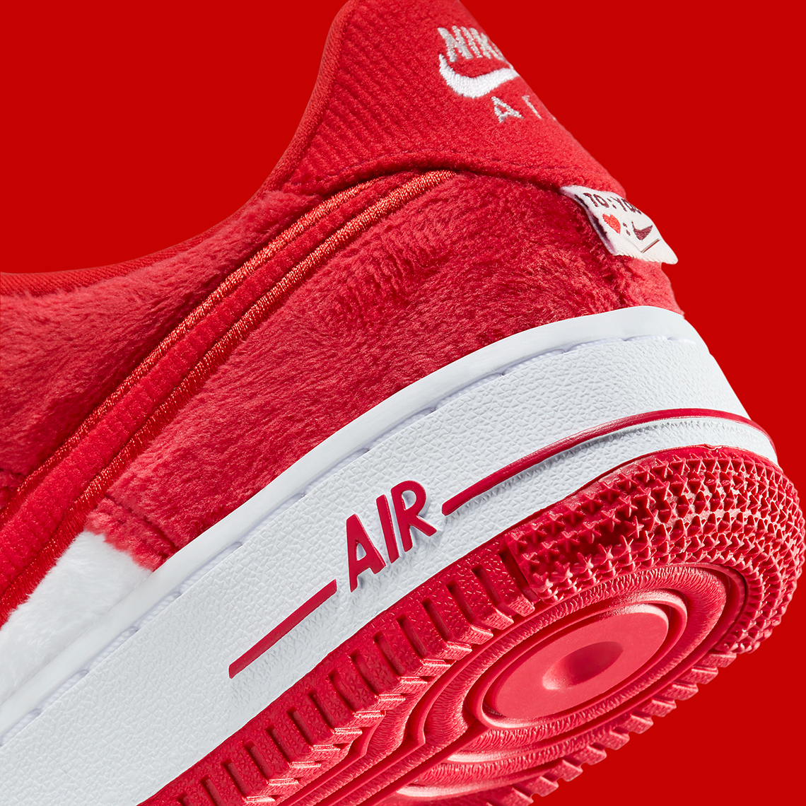 Đôi Giày Nike Air Force 1 'Valentine's Day 2024': Một Bước Chạm Nhẹ, Một Điệu Nhảy Vui Vẻ - 18