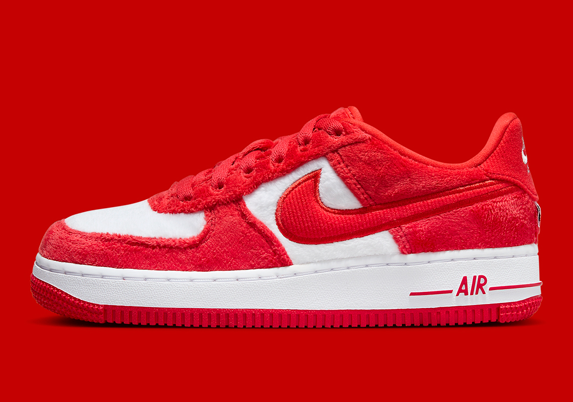 Đôi Giày Nike Air Force 1 'Valentine's Day 2024' Một Bước Chạm Nhẹ