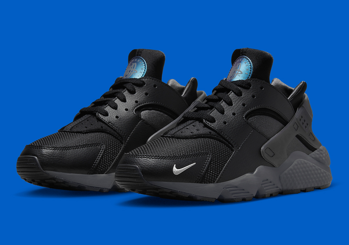 Đôi giày Nike Air Huarache Black/Blue/Silver nổi bật với điểm nhấn màu xanh - 1