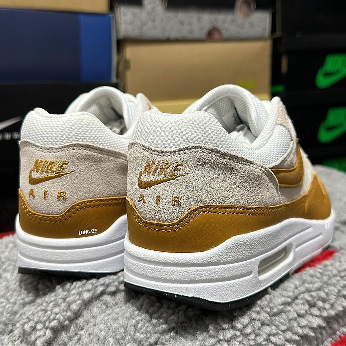 Đôi giày Nike Air Max 1 được phủ màu Magma Orange trên miếng che bùn - 11