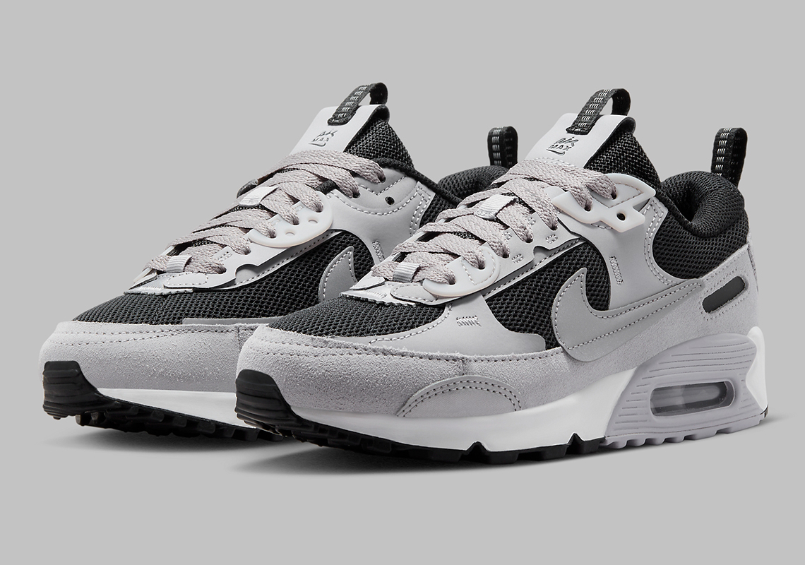 Đôi giày Nike Air Max 90 Futura lột xác với gam màu xám đen - 1