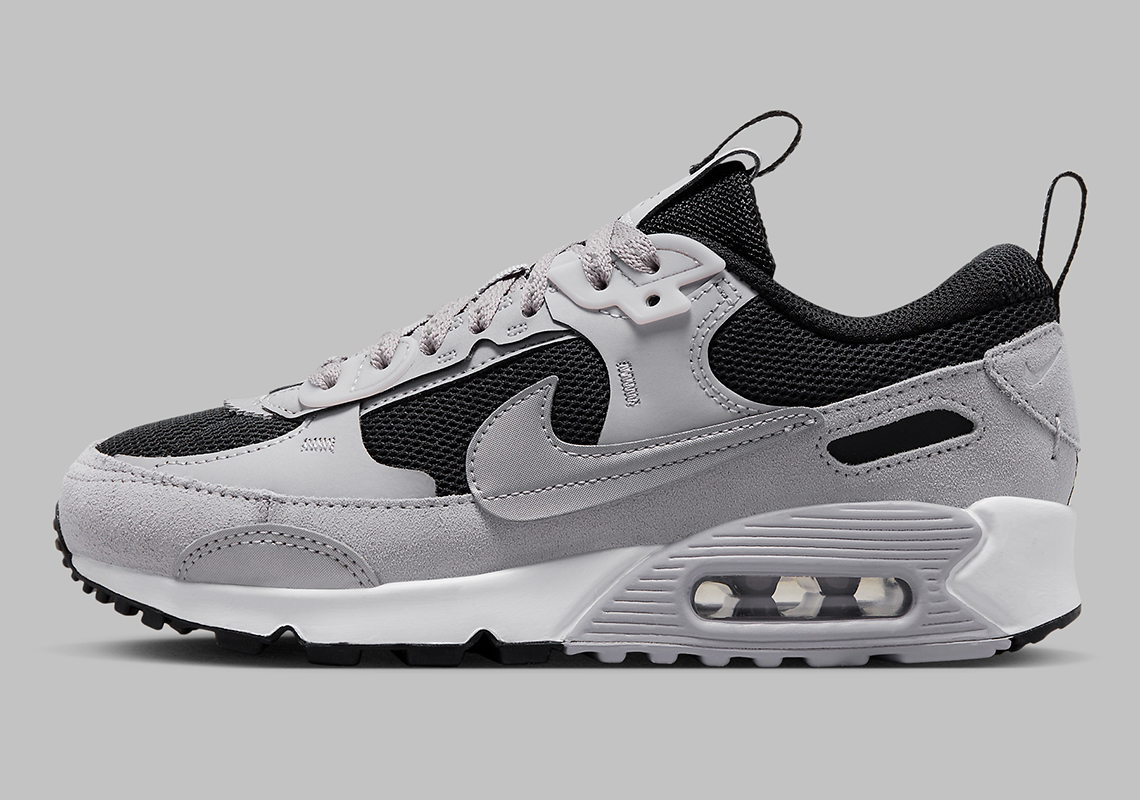 Đôi giày Nike Air Max 90 Futura lột xác với gam màu xám đen - 2