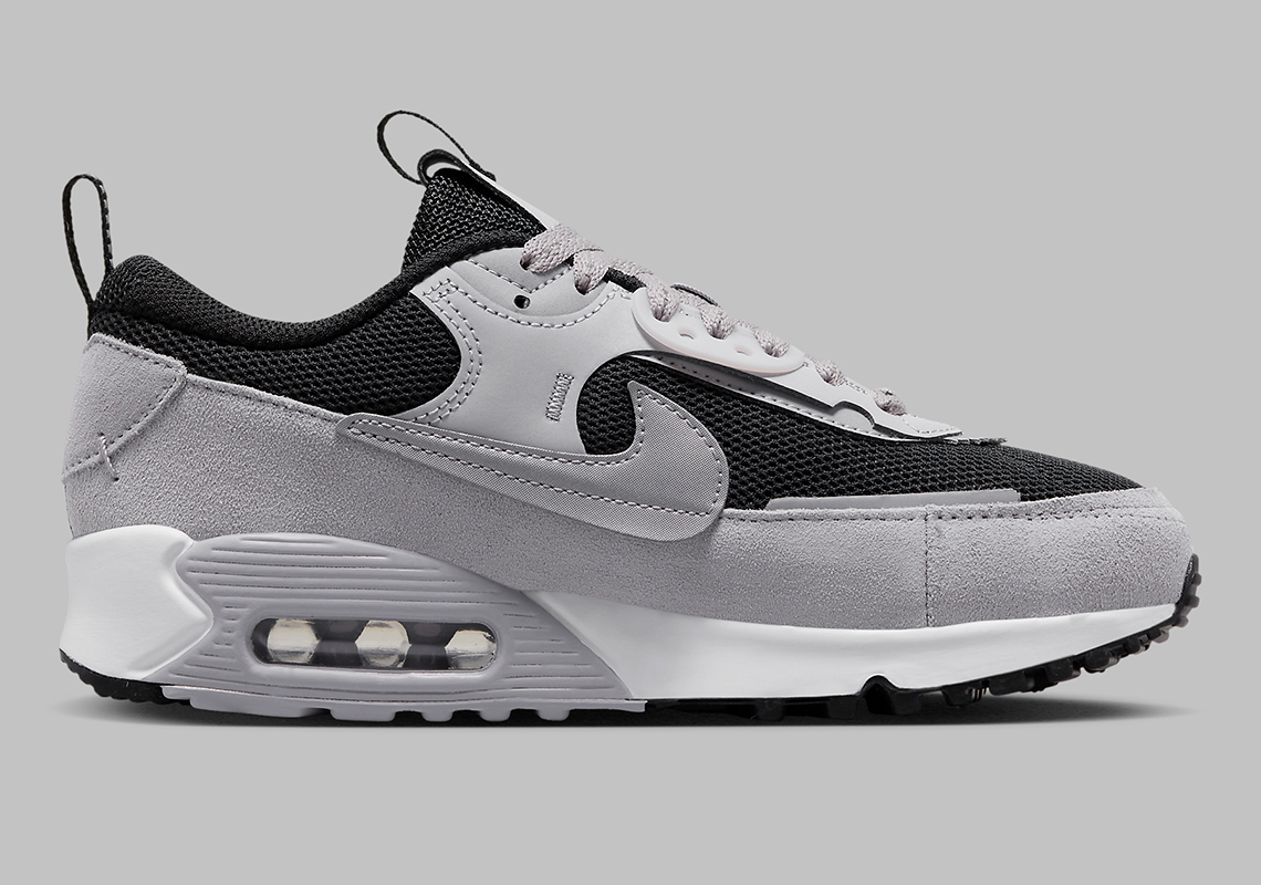 Đôi giày Nike Air Max 90 Futura lột xác với gam màu xám đen - 3