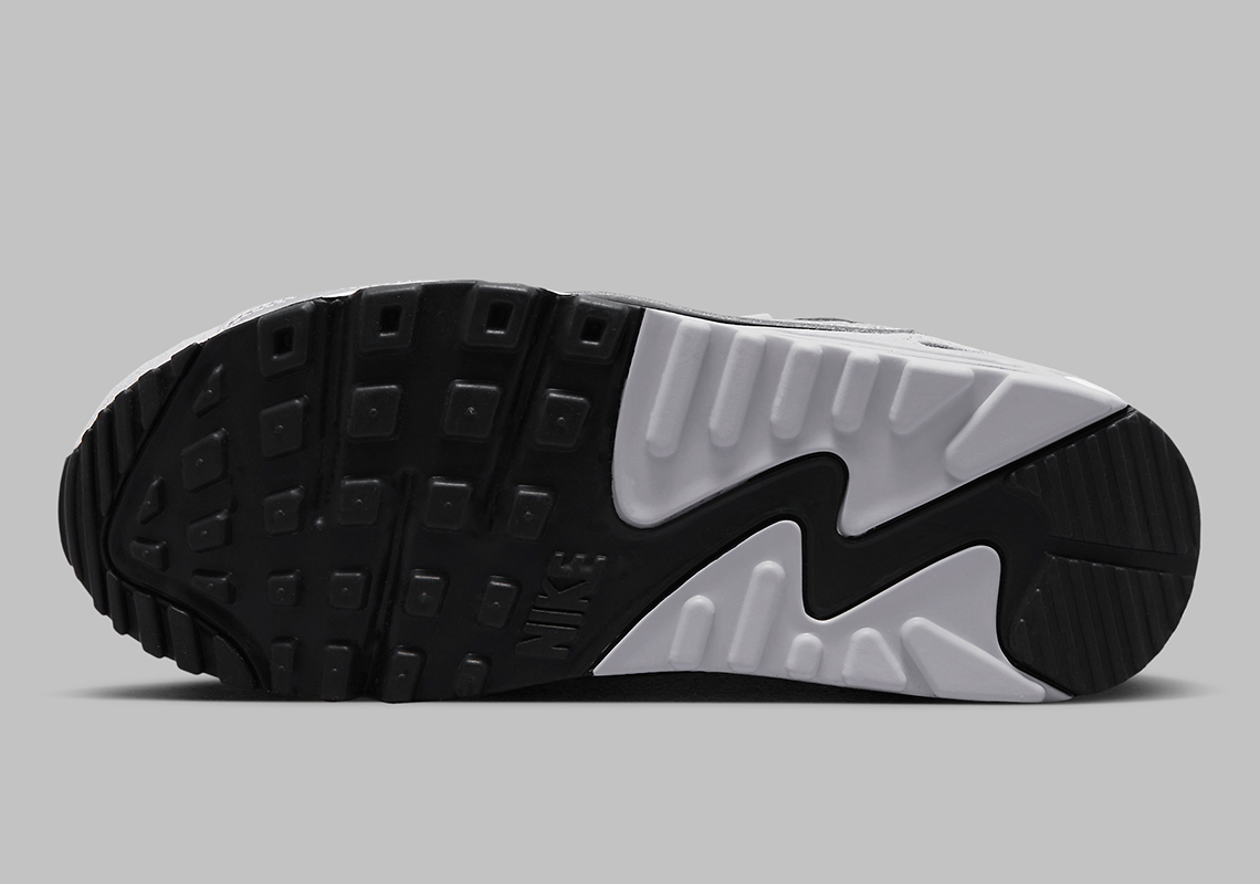 Đôi giày Nike Air Max 90 Futura lột xác với gam màu xám đen - 6