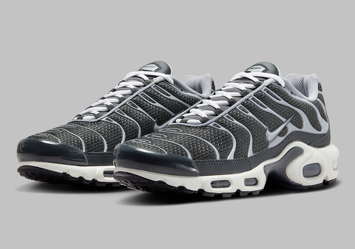 Đôi giày Nike Air Max Plus Cool Grey được làm sáng bừng bởi màu xám đục nước. - 1