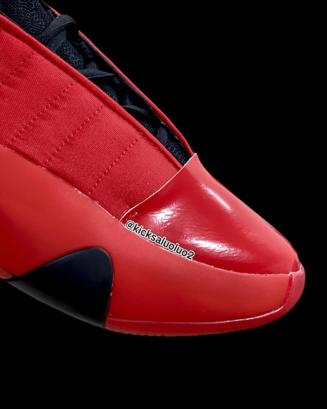 Đôi giày sneaker Adidas Harden Vol. 7 với trang phục màu đỏ và đen - 2