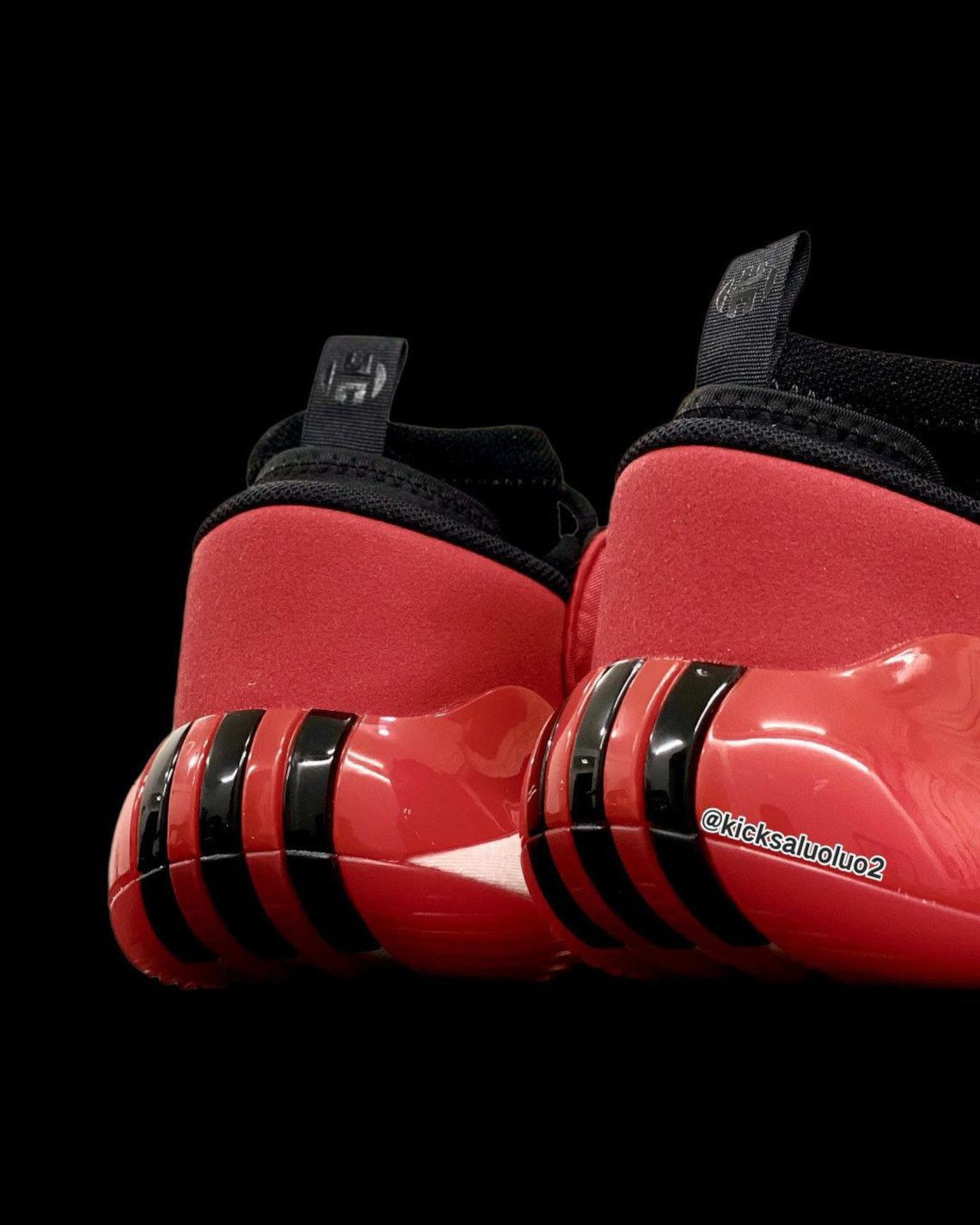 Đôi giày sneaker Adidas Harden Vol. 7 với trang phục màu đỏ và đen - 4