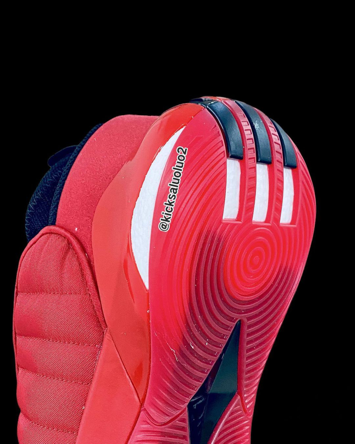 Đôi giày sneaker Adidas Harden Vol. 7 với trang phục màu đỏ và đen - 5