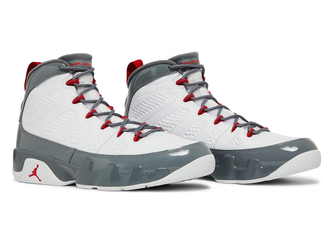 Đôi giày sneaker Air Jordan 9 Fire Red được phát hành vào ngày 23 tháng 11 - 1