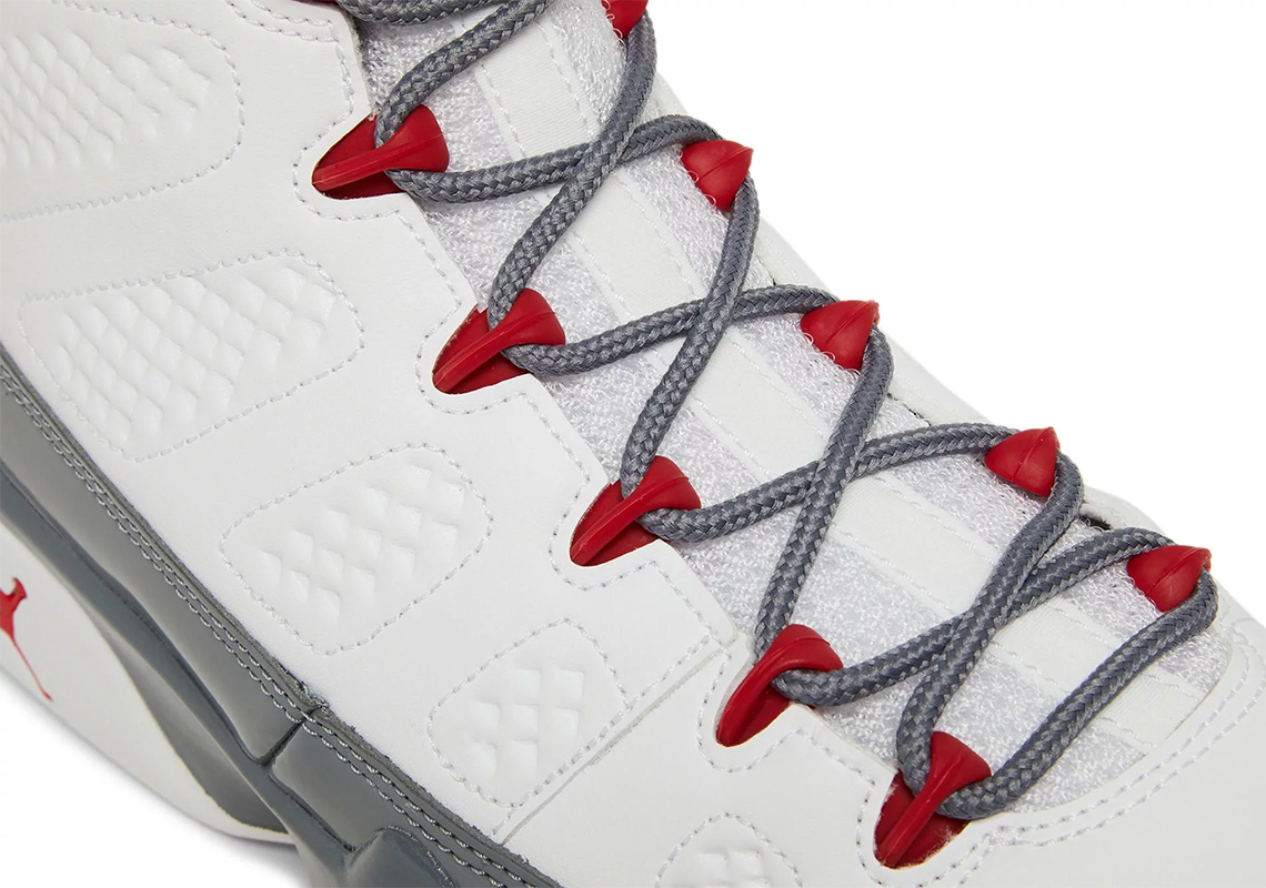 Đôi giày sneaker Air Jordan 9 Fire Red được phát hành vào ngày 23 tháng 11 - 6