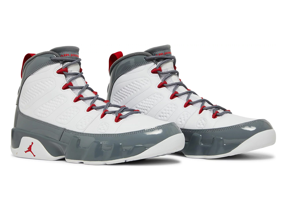 Đôi giày sneaker Air Jordan 9 "Fire Red" được phát hành vào ngày 23 tháng 11