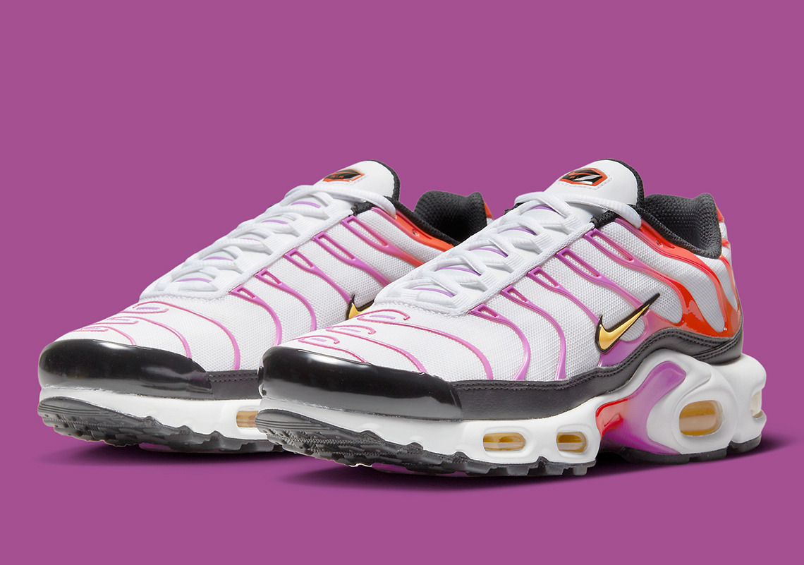 Đôi giày sneaker Nike Air Max Plus với sự thay đổi màu từ tím sang đỏ - 2