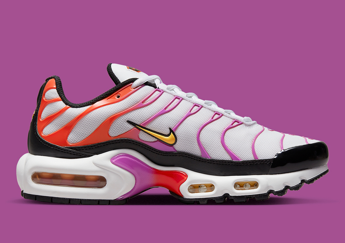 Đôi giày sneaker Nike Air Max Plus với sự thay đổi màu từ tím sang đỏ - 3