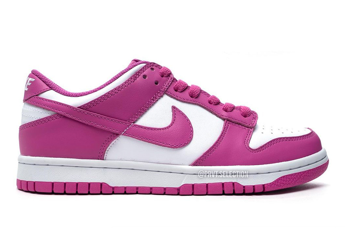 Đôi giày sneaker Nike Dunk Low "Active Fuchsia" mới nhất