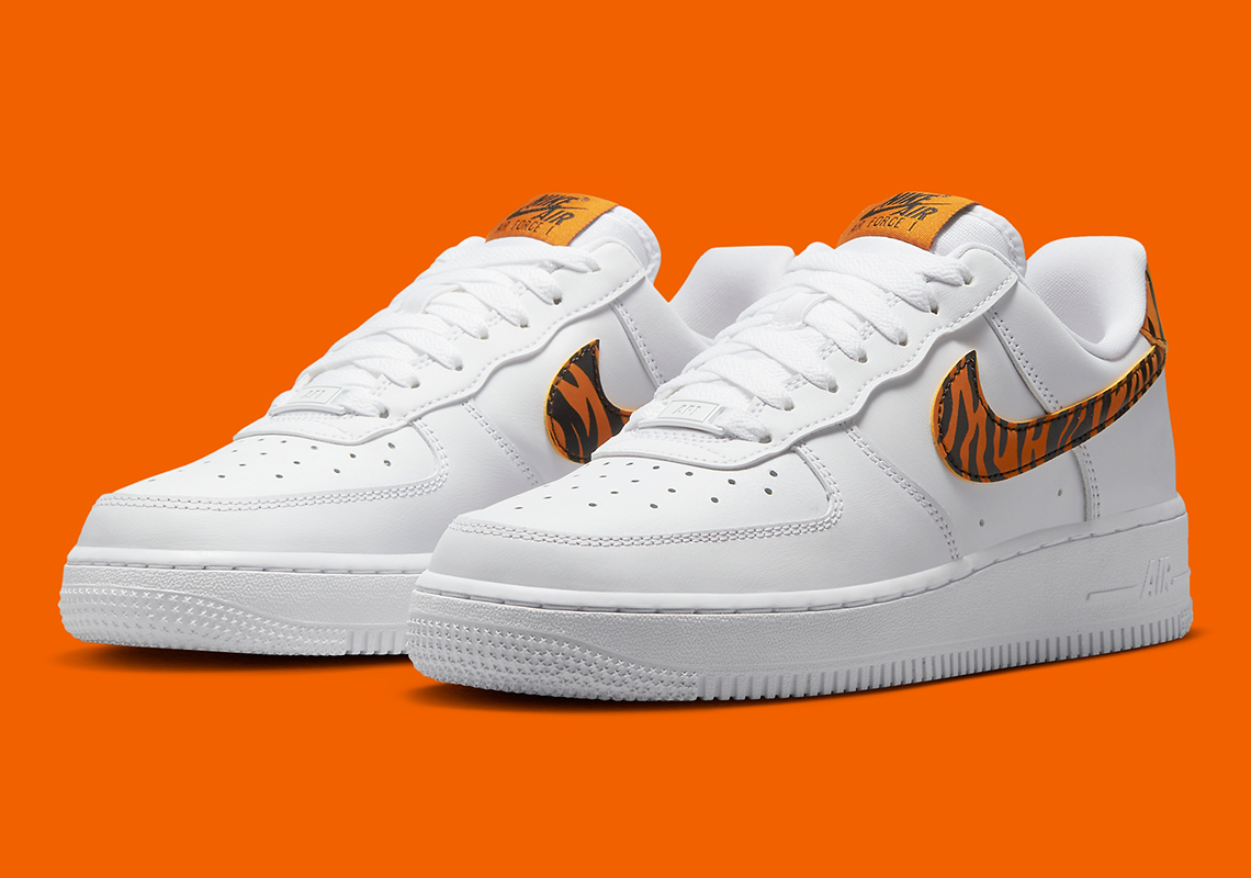 Đôi giày sneaker nữ Nike Air Force 1 Low này có họa tiết sọc - 2