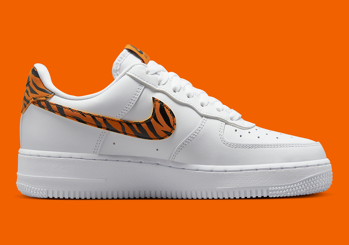 Đôi giày sneaker nữ Nike Air Force 1 Low này có họa tiết sọc - 3