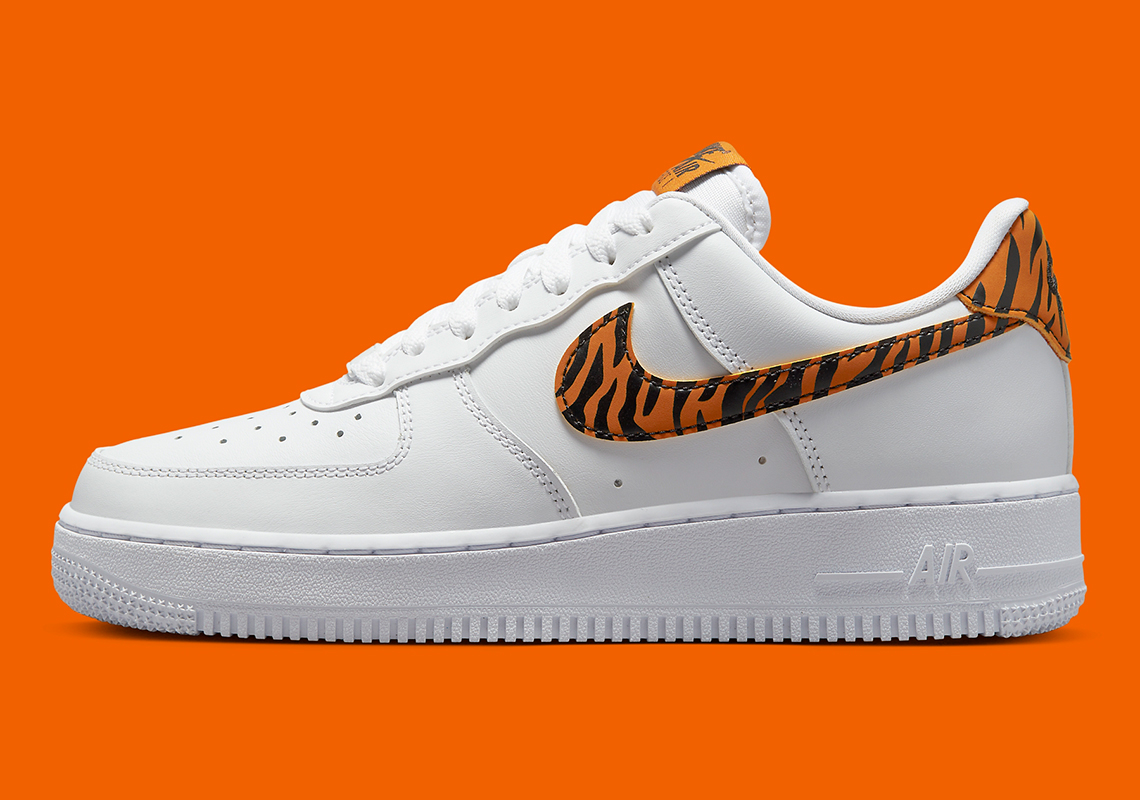 Đôi giày sneaker nữ Nike Air Force 1 Low này có họa tiết sọc