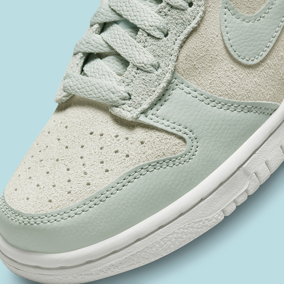 Đôi giày sneaker trẻ em Nike Dunk High GS được trang trí kẻ sọc. - 8