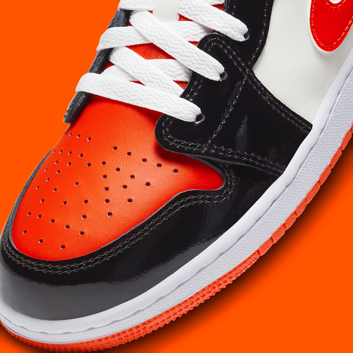 Đôi giày trẻ em Air Jordan 1 Low này được phối màu sắc phù hợp cho lễ hội Halloween - 7