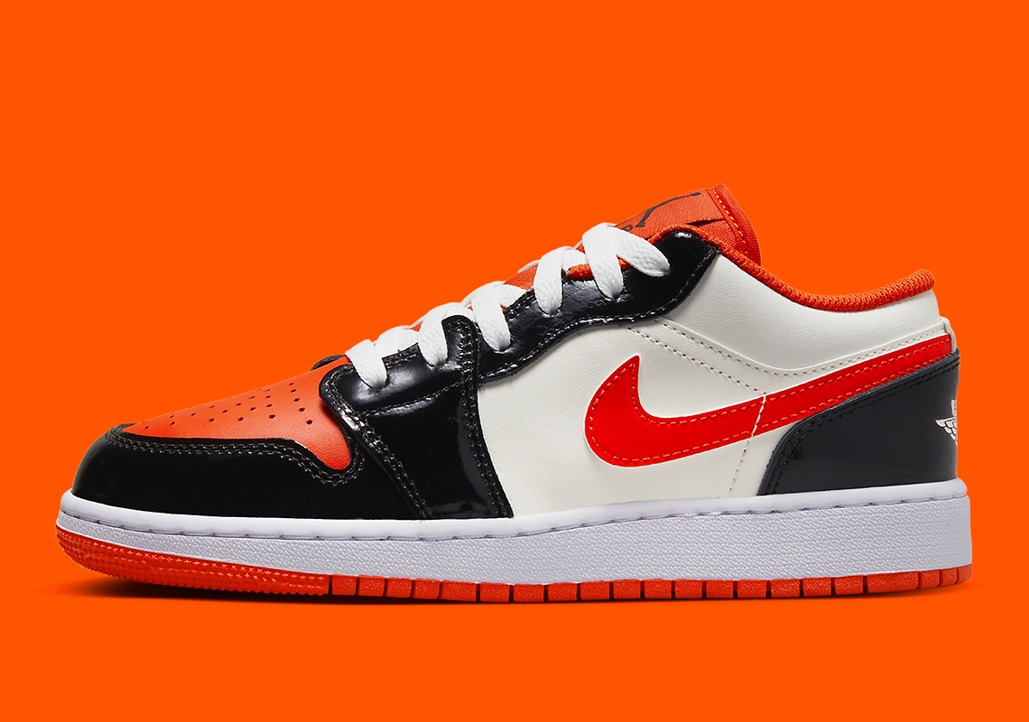 Đôi giày trẻ em Air Jordan 1 Low này được phối màu sắc phù hợp cho lễ hội Halloween