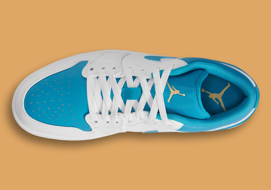 Đội Miami Dolphins xếp hàng trên chiếc Air Jordan 1 Low này - 3