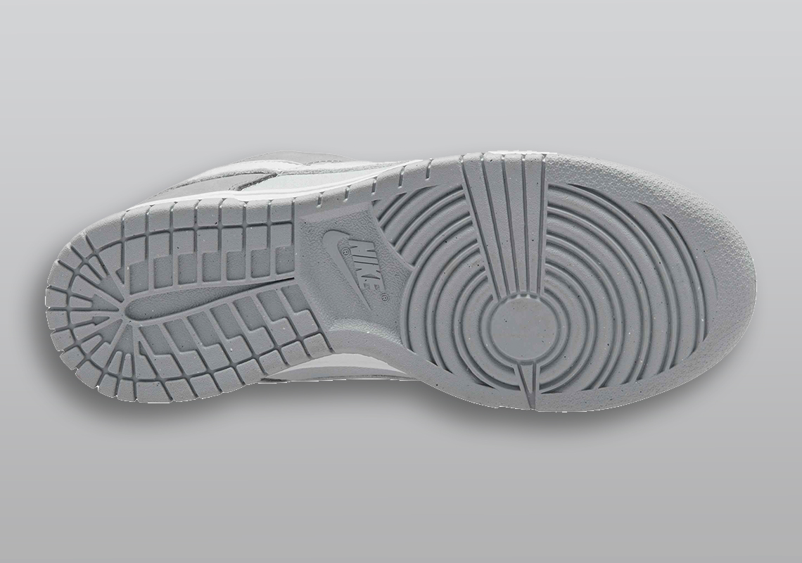 Đôi Nike Dunk Low dành cho nữ với phối màu đen trắng và chất liệu cotton twill - 4