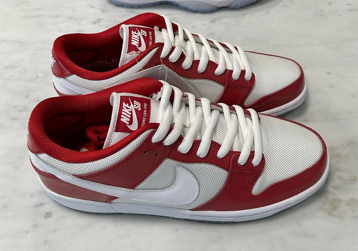 Đôi Nike SB Dunk Low  này giống với Cherry 11s - 1