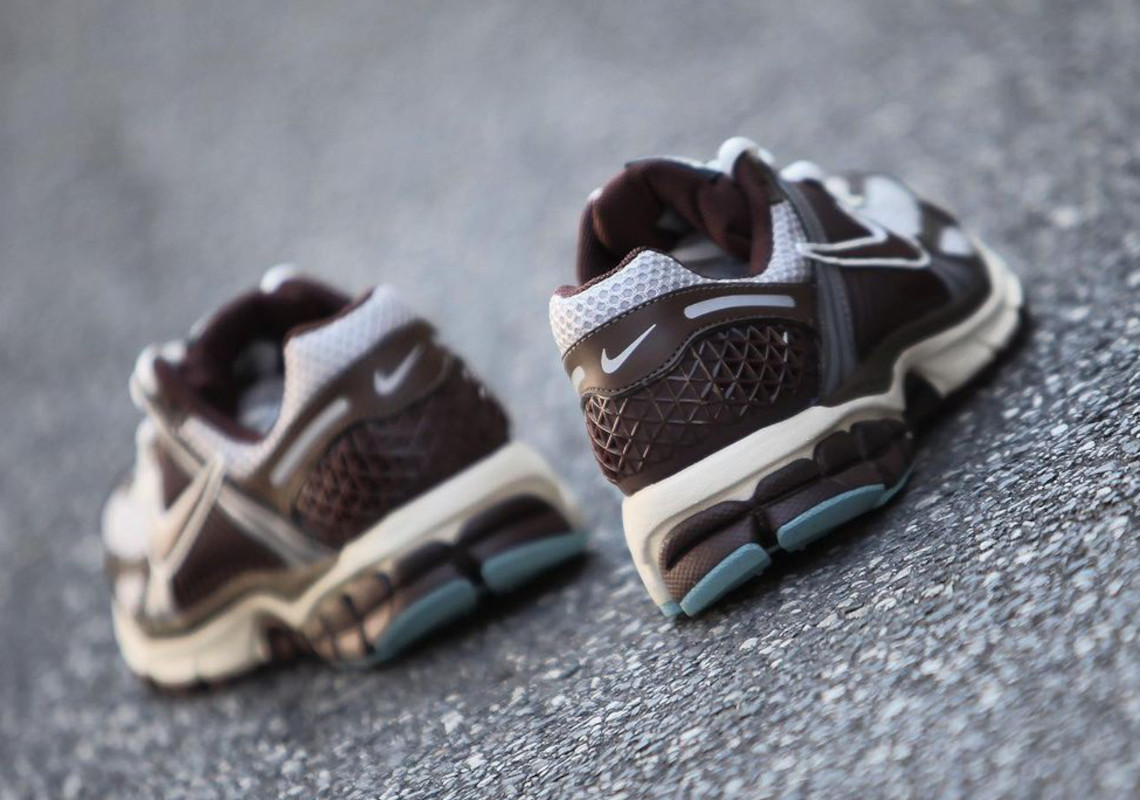 Đôi Nike Zoom Vomero 5 màu Nâu trầm và Xanh sống động - 3