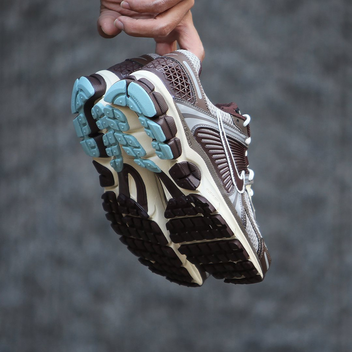 Đôi Nike Zoom Vomero 5 màu Nâu trầm và Xanh sống động - 7