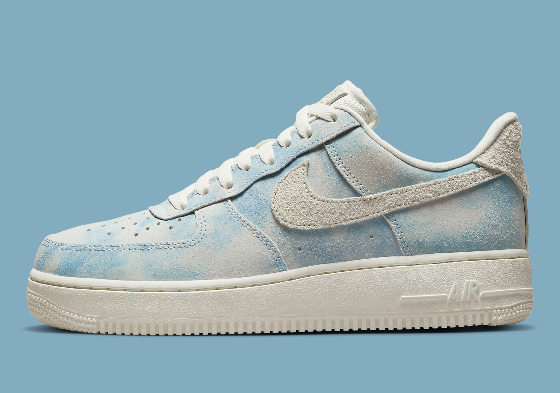 Đôi sneaker Nike Air Force 1 với những đám mây xanh blue bao quanh - 1