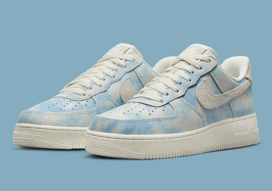 Đôi sneaker Nike Air Force 1 với những đám mây xanh blue bao quanh - 2
