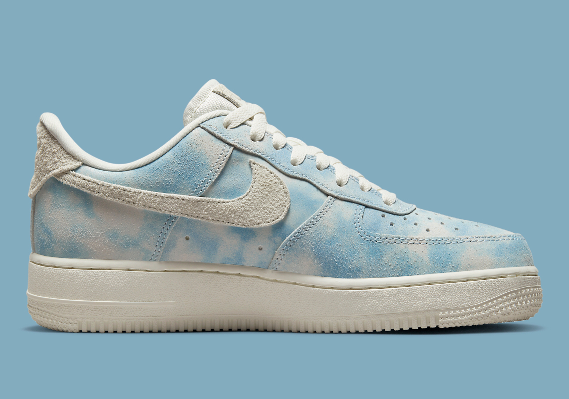 Đôi sneaker Nike Air Force 1 với những đám mây xanh blue bao quanh - 3