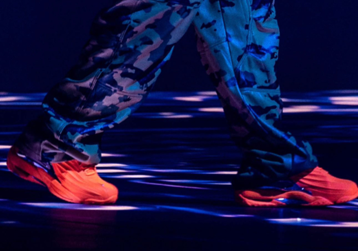 Drake giới thiệu Nike NOCTA Hot Step 2 trong chuyến lưu diễn It's All A Blur: Sự hòa quyện giữa turf trainers và giày bóng rổ thập niên 1990/2000 - 1